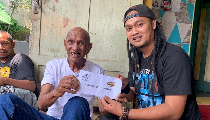 Bobotoh Extra Salurkan Bantuan kepada Legenda Persib Max Timisela